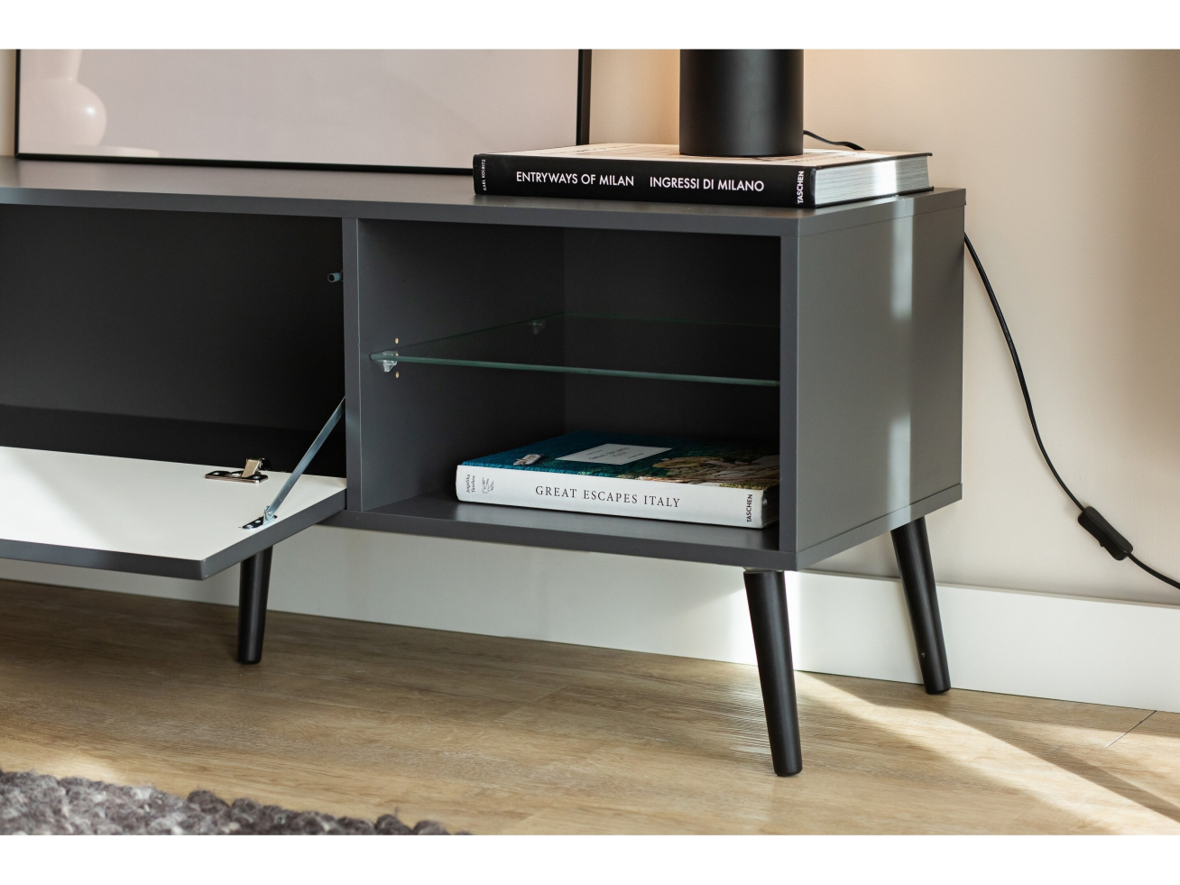 TV staliukas BARCELONA 1K 2